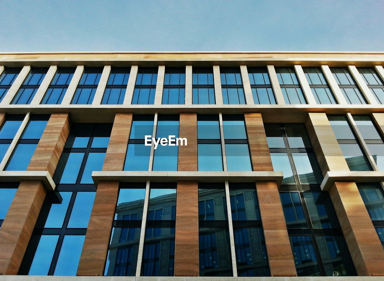 LOW ANGLE VIEW OF MODERN BUILDINGS AGAINST SKY