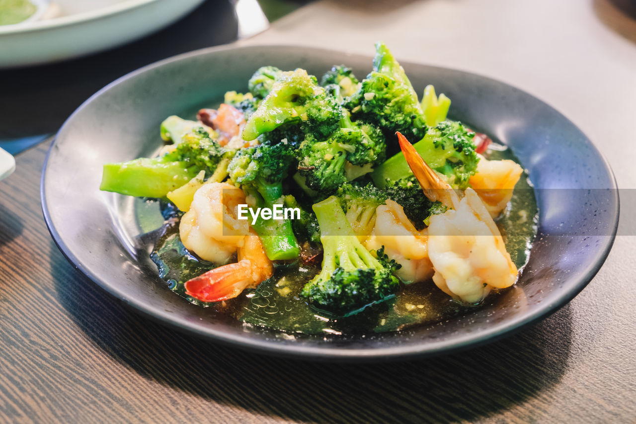 CLOSE-UP OF SALAD IN PLATE