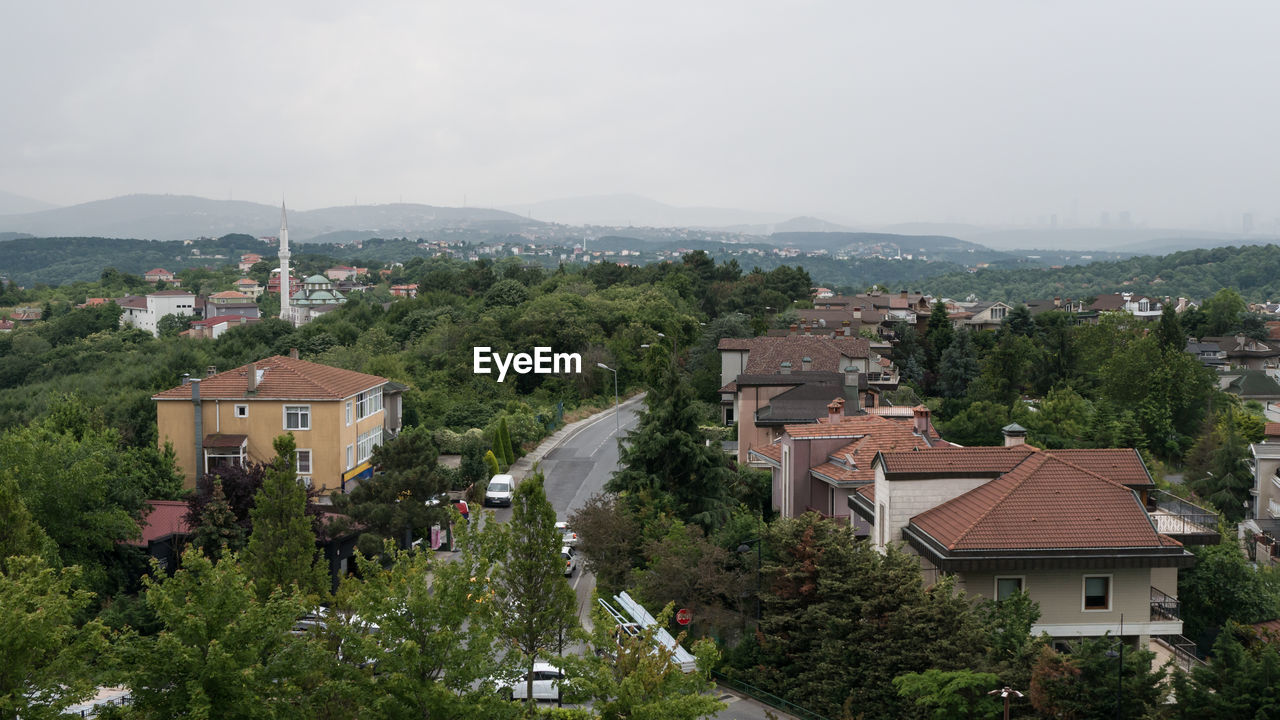 HIGH ANGLE VIEW OF BUILDINGS IN TOWN