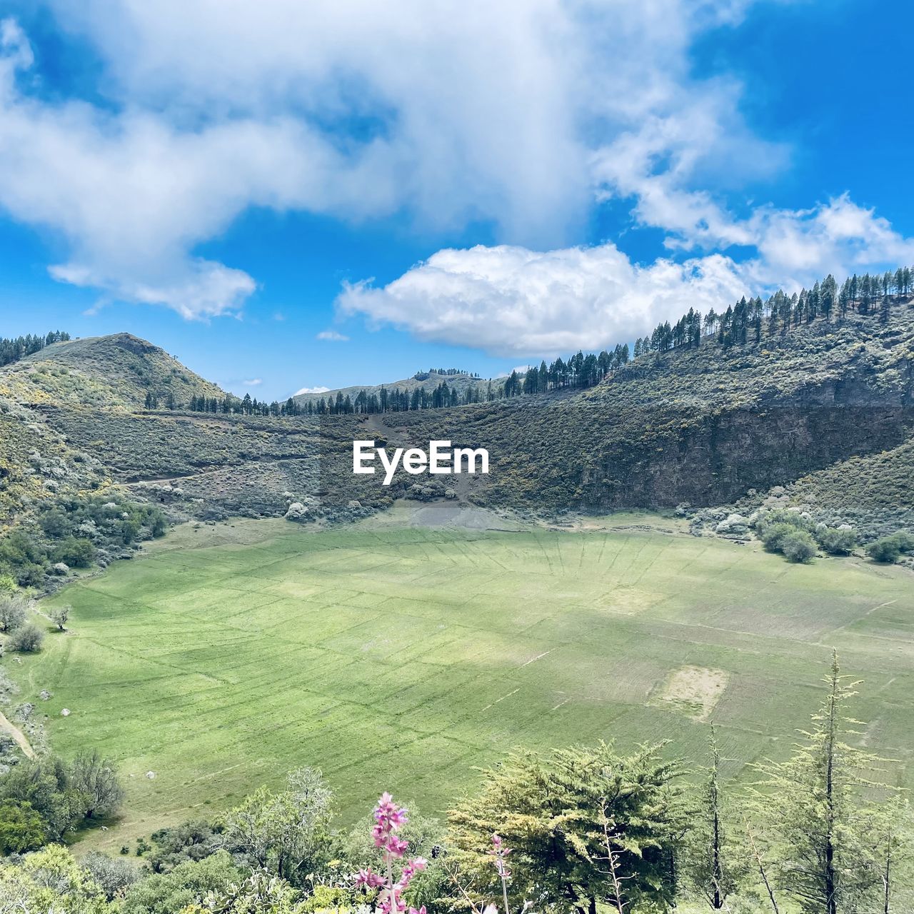 SCENIC VIEW OF LANDSCAPE AND MOUNTAINS AGAINST SKY