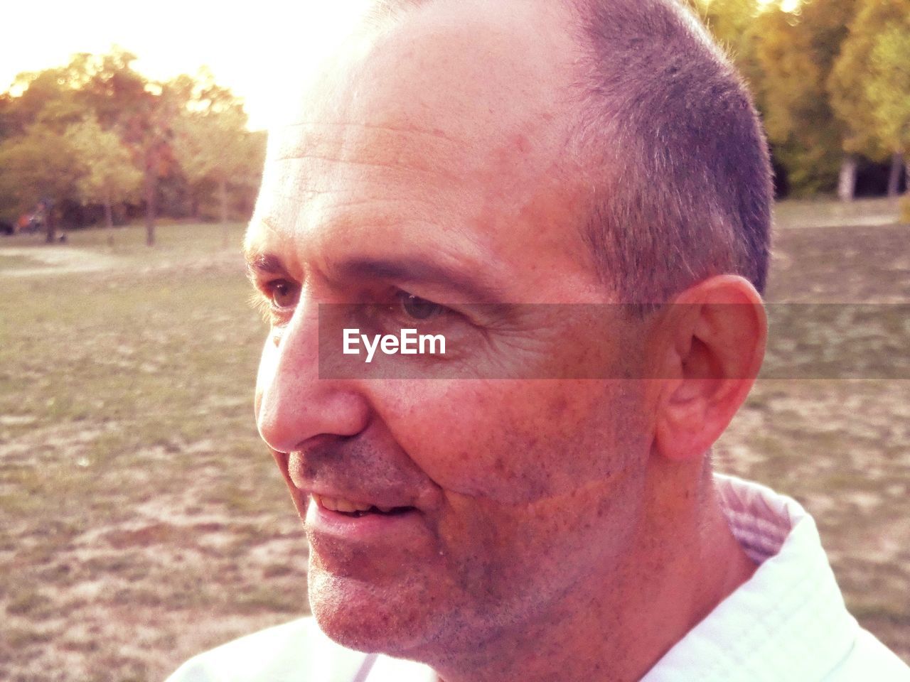 CLOSE-UP PORTRAIT OF MAN WEARING SUNGLASSES