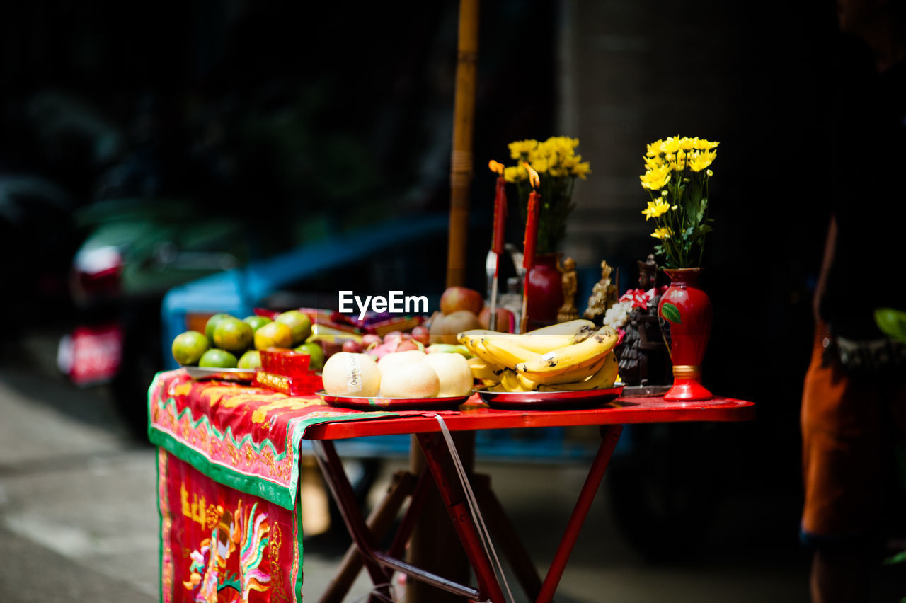 VARIOUS FRUITS FOR SALE AT TABLE