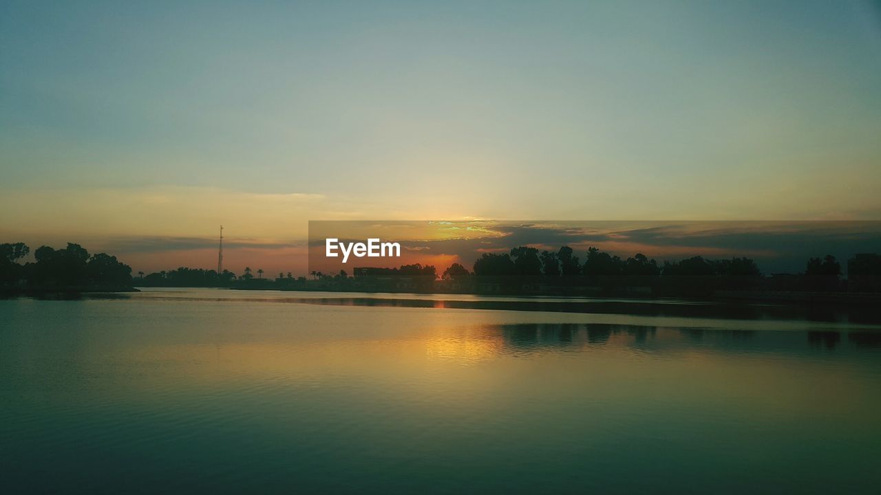 SCENIC VIEW OF RIVER AGAINST SKY DURING SUNSET