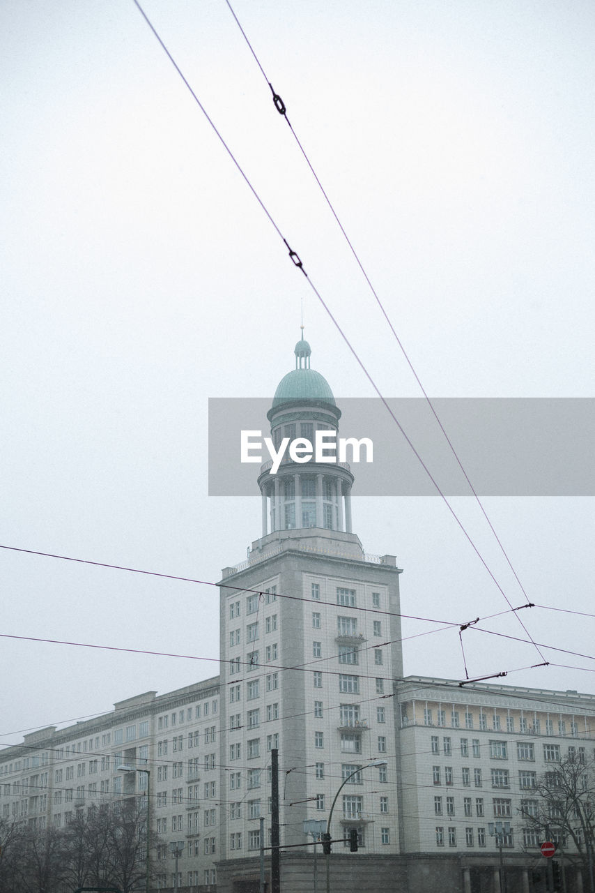 LOW ANGLE VIEW OF BUILDINGS IN CITY AGAINST SKY