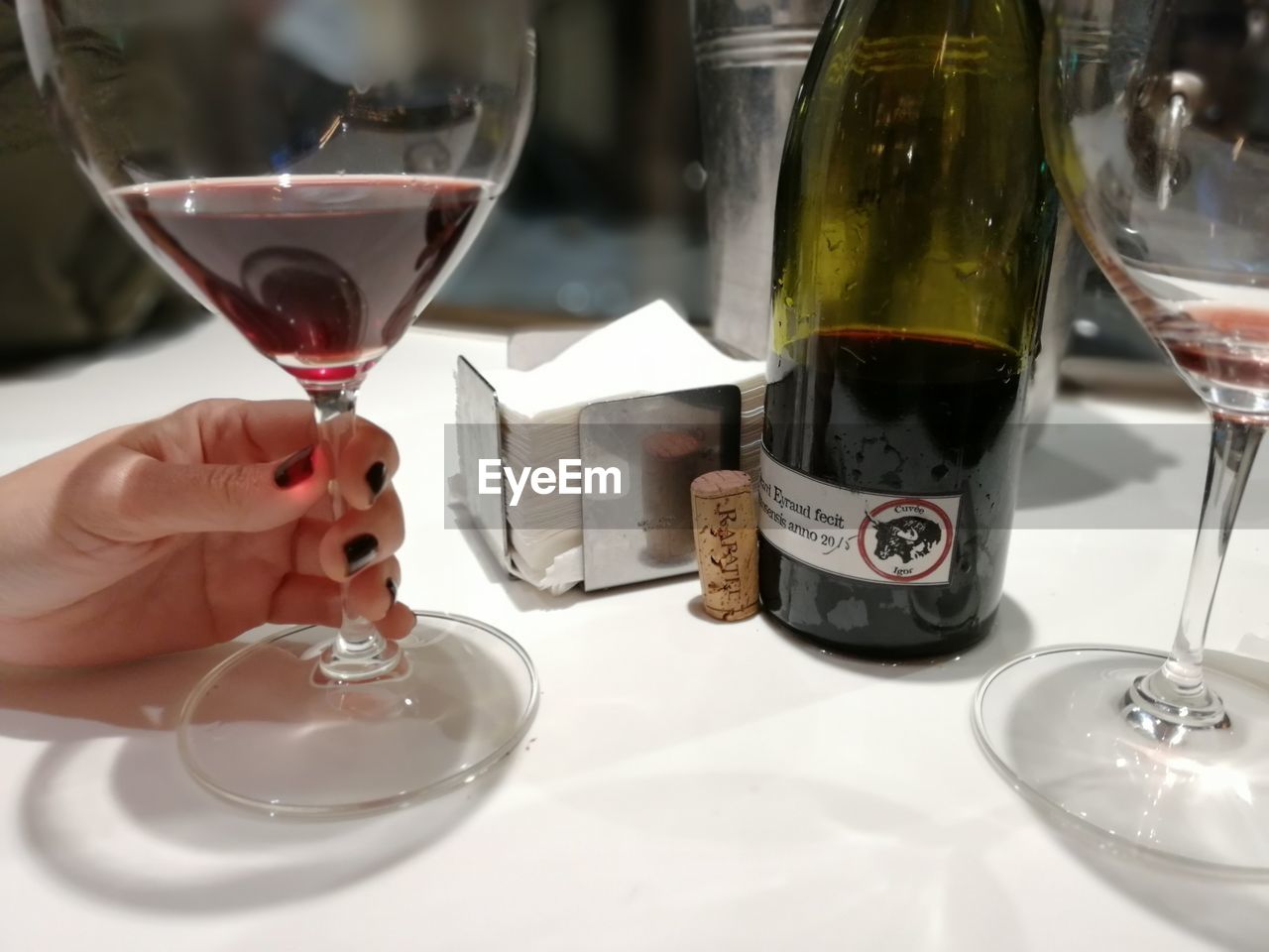 CLOSE-UP OF WINE GLASS ON TABLE