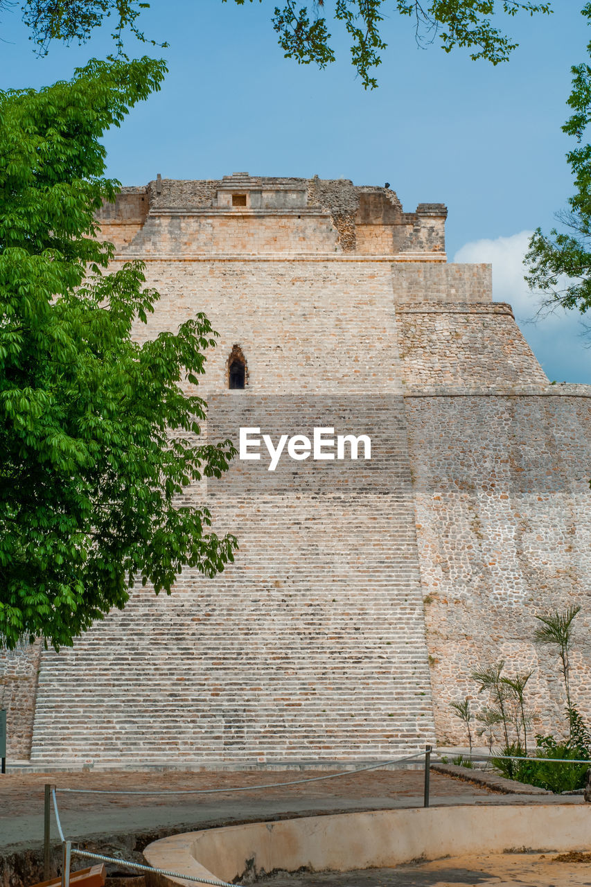 LOW ANGLE VIEW OF FORT ON WALL