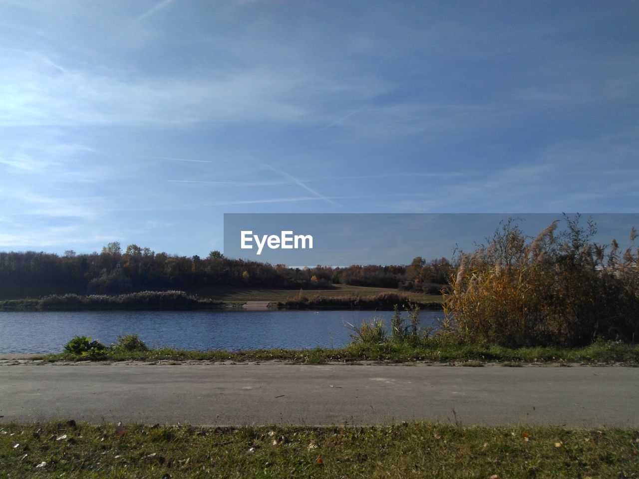 SCENIC VIEW OF LAKE AGAINST SKY IN FOREST