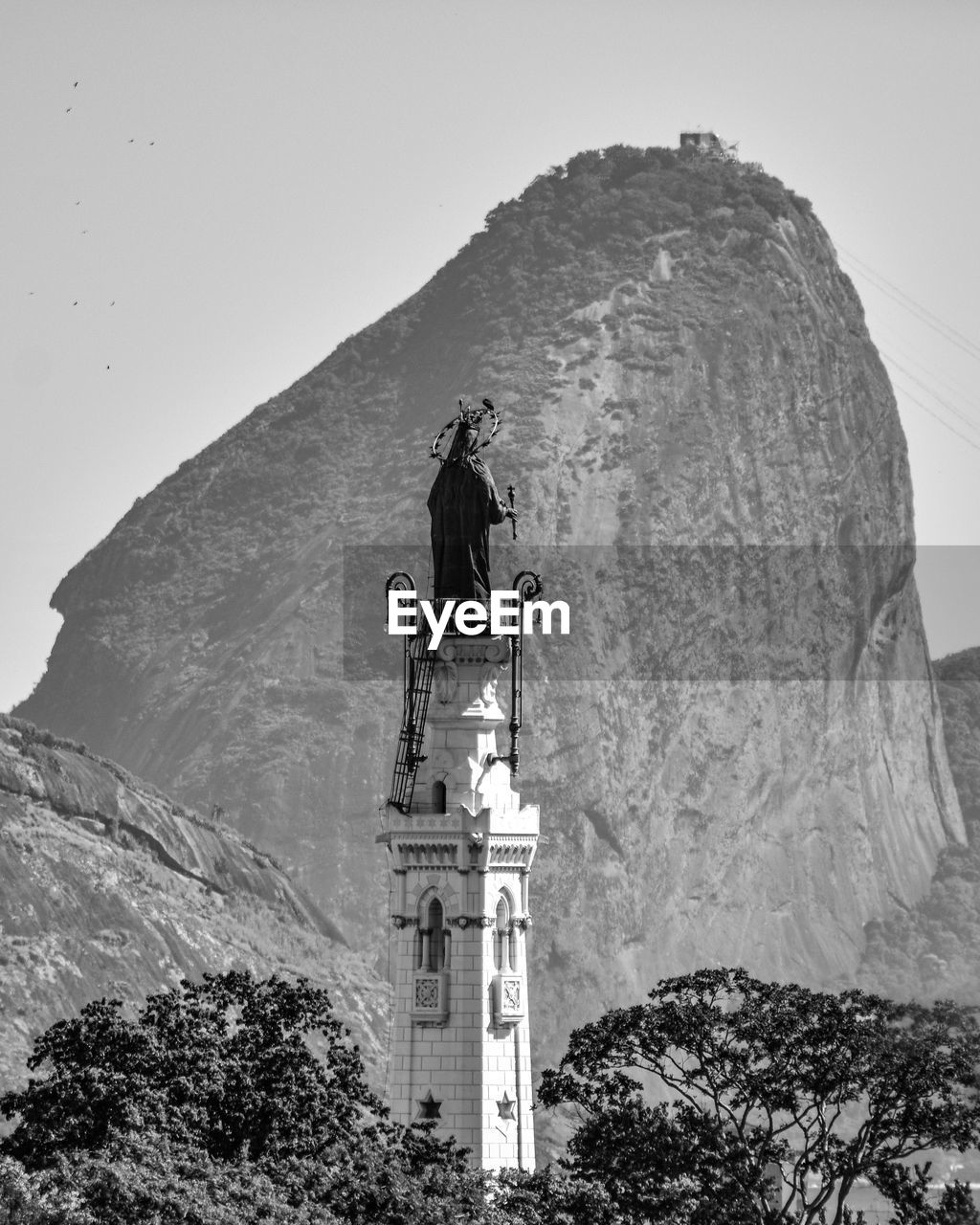 LOW ANGLE VIEW OF A STATUE AGAINST SKY