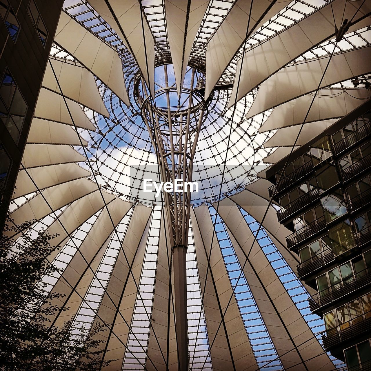 LOW ANGLE VIEW OF MODERN ROOF