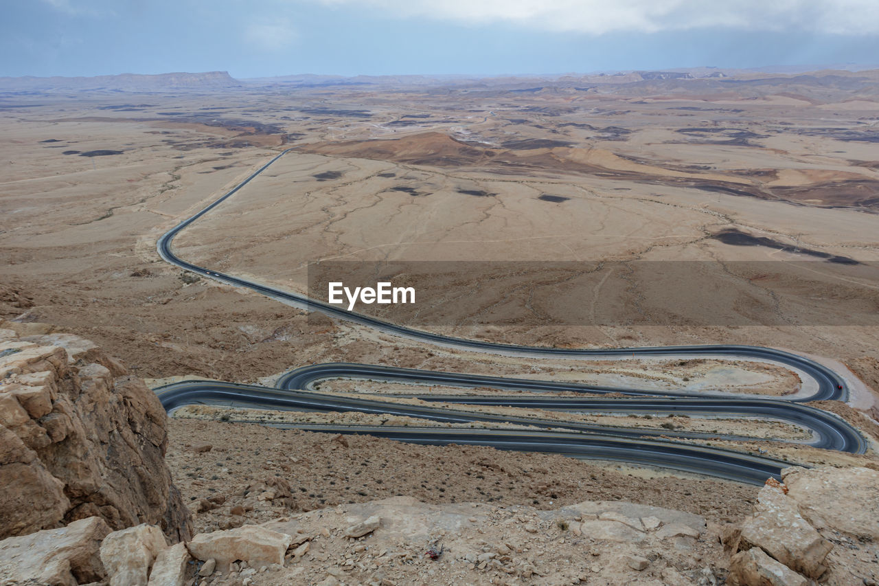 Car route along the bottom of the makhtesh ramon erosion crater in the negev desert.