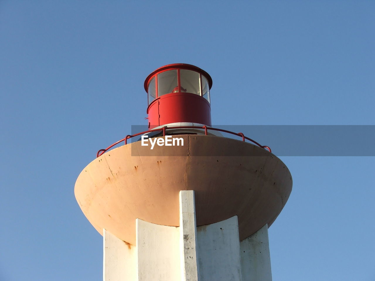 LOW ANGLE VIEW OF LIGHTHOUSE AGAINST CLEAR SKY