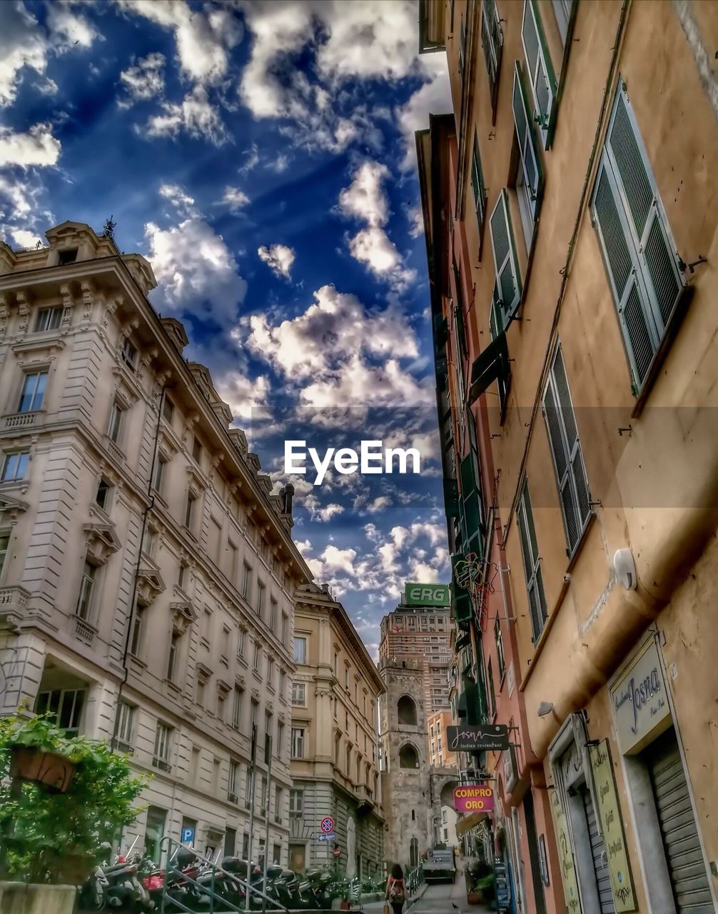 LOW ANGLE VIEW OF BUILDINGS IN CITY