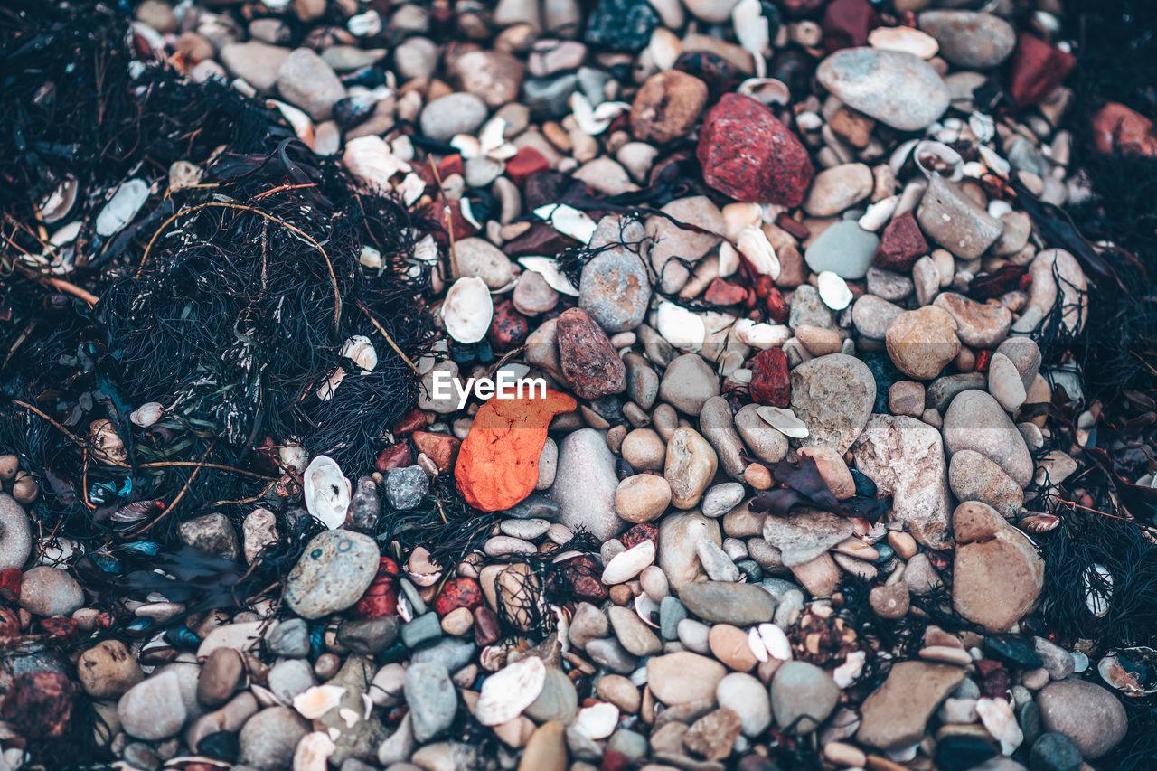 HIGH ANGLE VIEW OF STONES ON PEBBLES