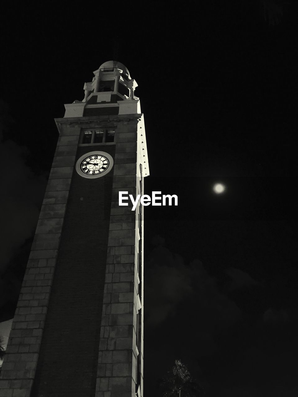 LOW ANGLE VIEW OF ILLUMINATED BUILDING AT NIGHT