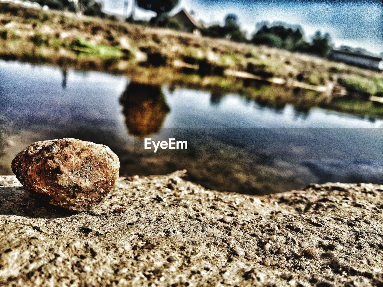 CLOSE-UP OF PEBBLES ON SHORE