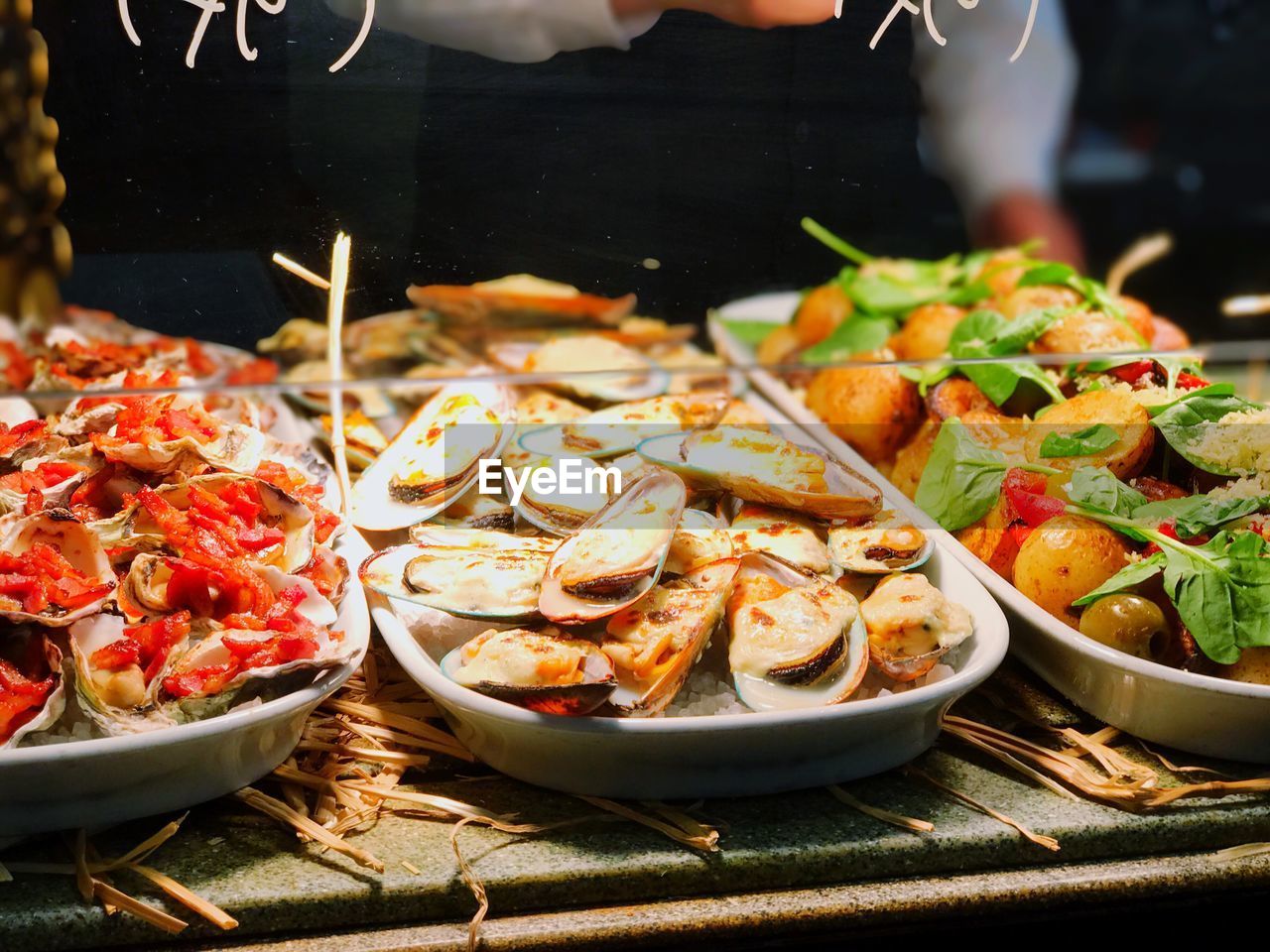 CLOSE-UP OF SERVING FOOD IN PLATE