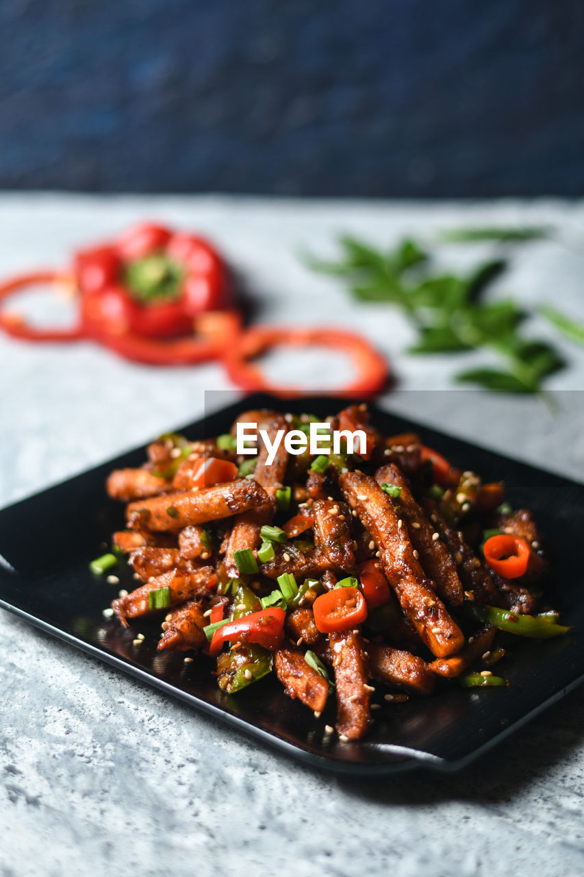 HIGH ANGLE VIEW OF FOOD ON TABLE