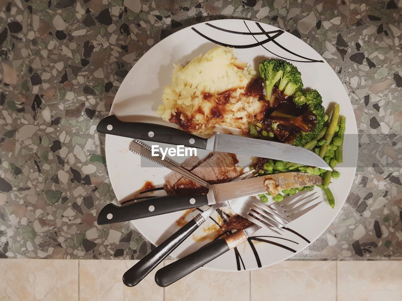 HIGH ANGLE VIEW OF FOOD ON TABLE