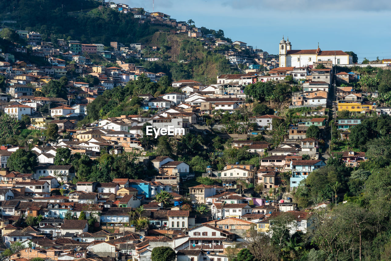 HIGH ANGLE VIEW OF TOWNSCAPE AGAINST SKY