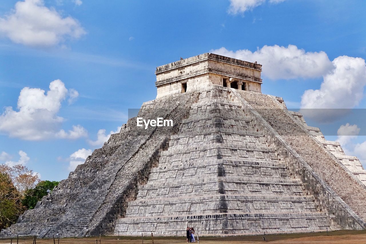 Chichen itza against sky