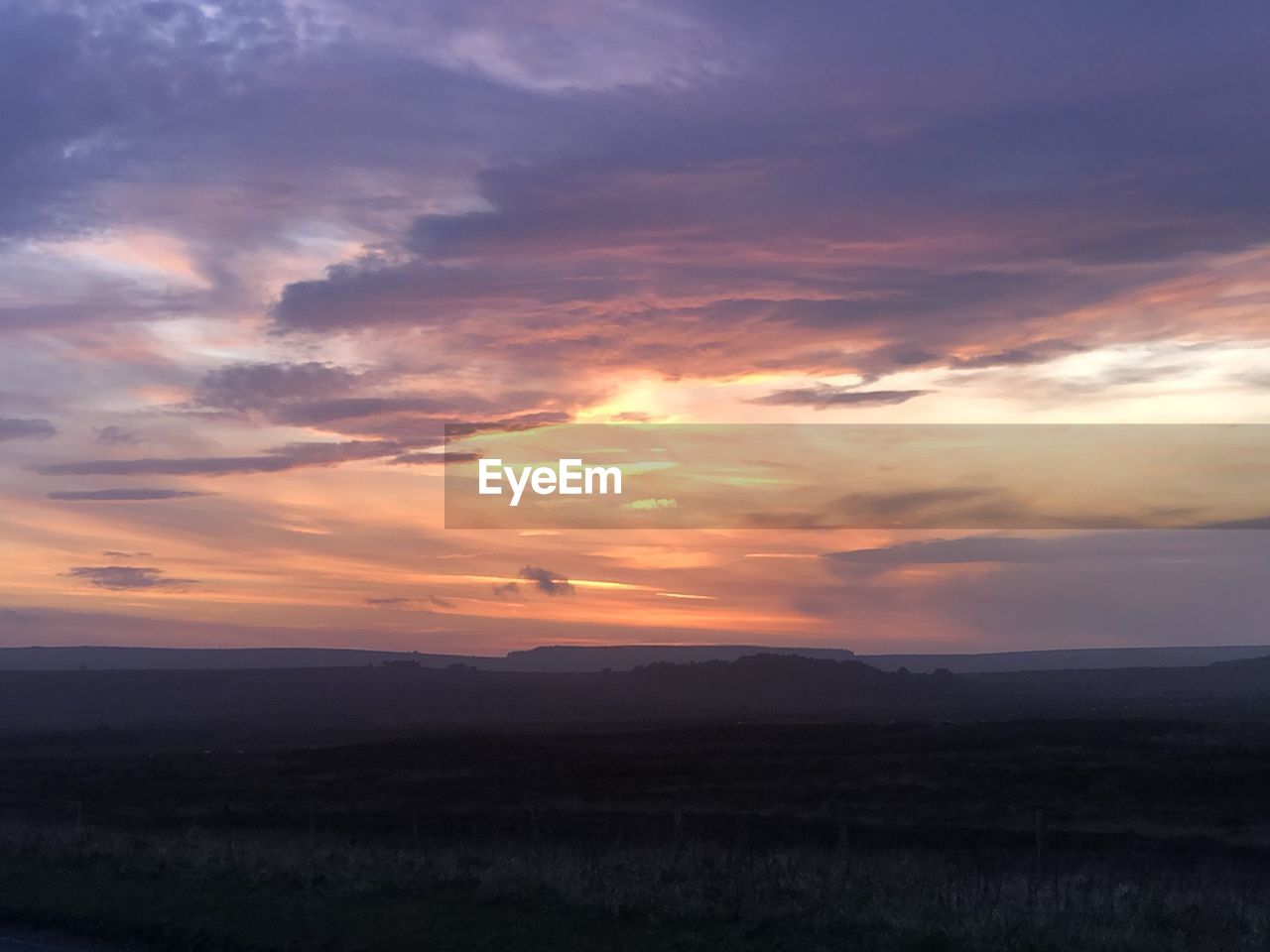 SCENIC VIEW OF FIELD AGAINST SKY DURING SUNSET