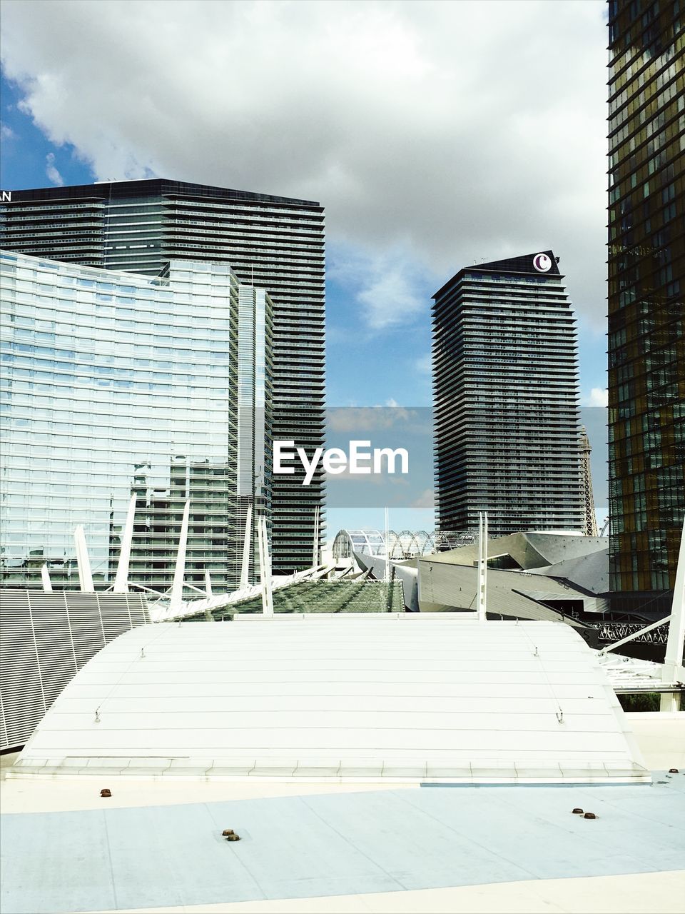 LOW ANGLE VIEW OF MODERN BUILDING AGAINST SKY