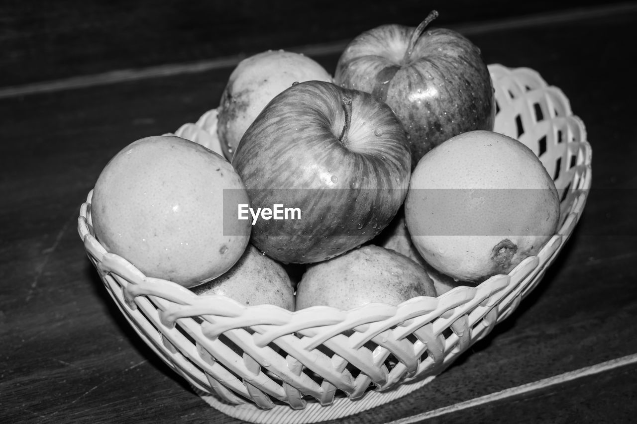 HIGH ANGLE VIEW OF ORANGES IN BASKET ON TABLE