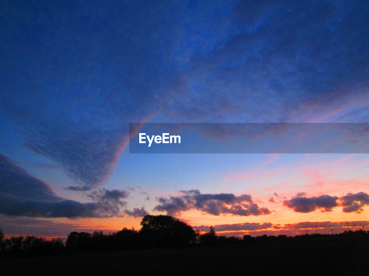 SCENIC VIEW OF SILHOUETTE FIELD AGAINST ROMANTIC SKY