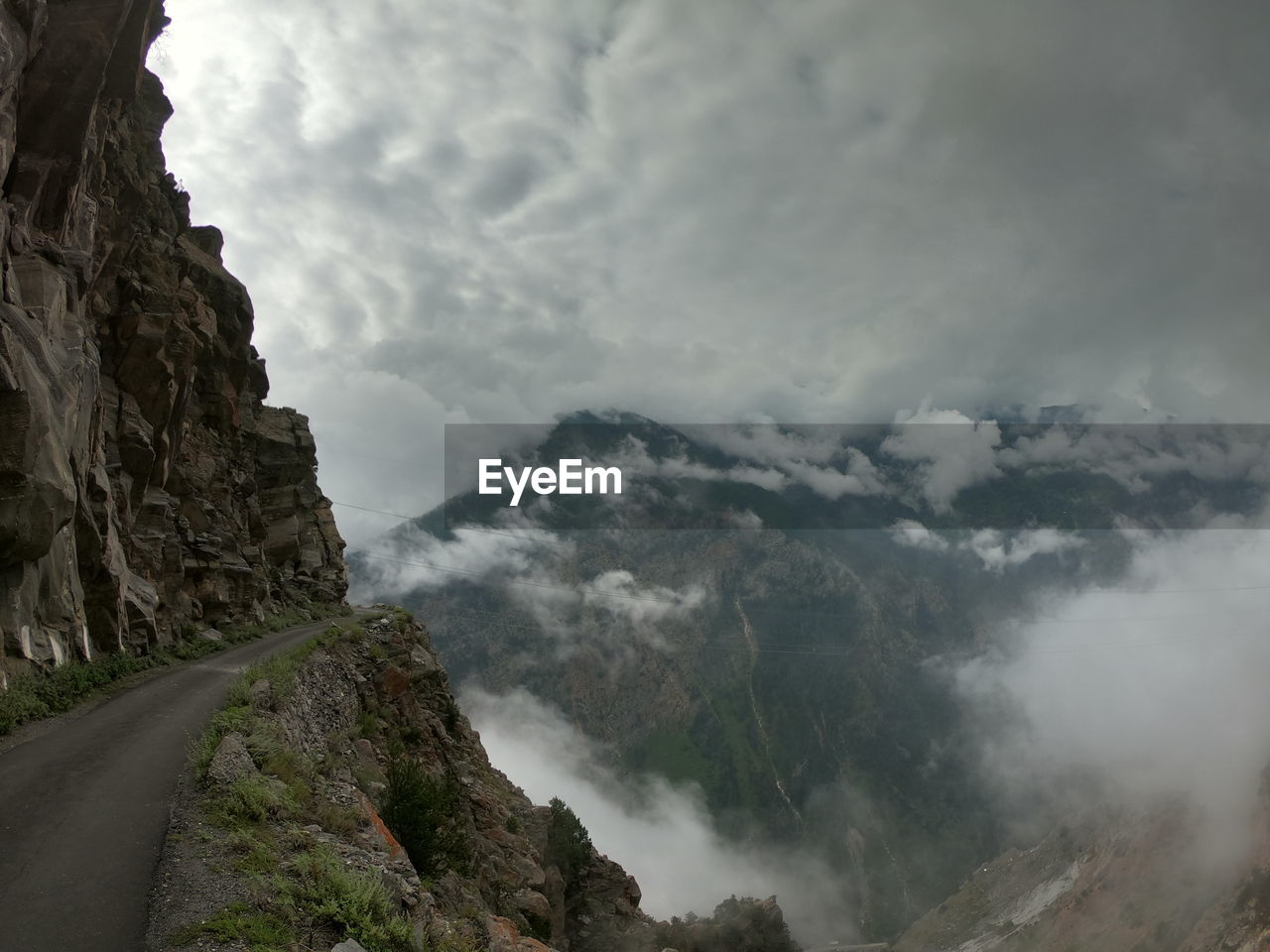 PANORAMIC VIEW OF MOUNTAINS AGAINST SKY