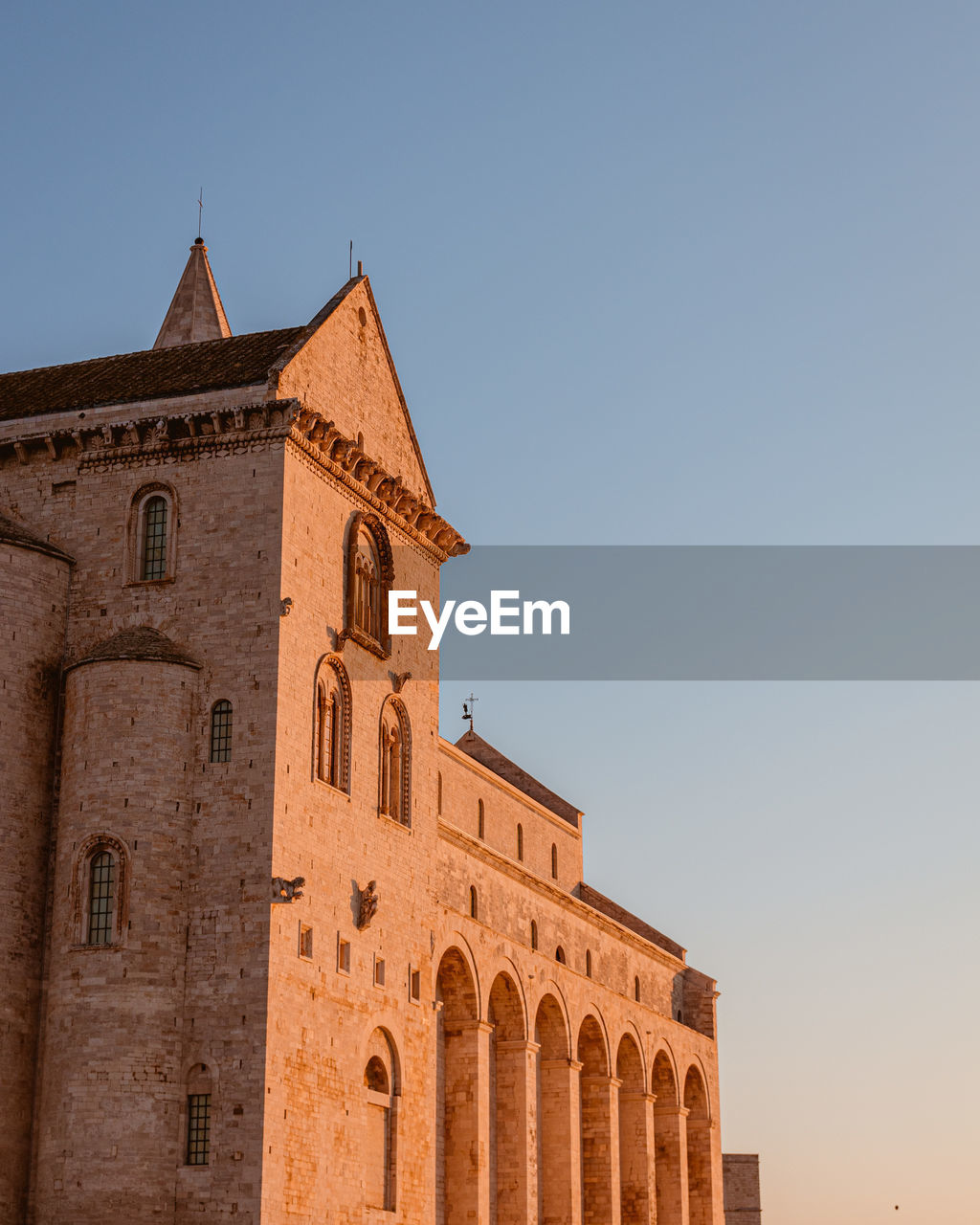 LOW ANGLE VIEW OF HISTORIC BUILDING AGAINST SKY