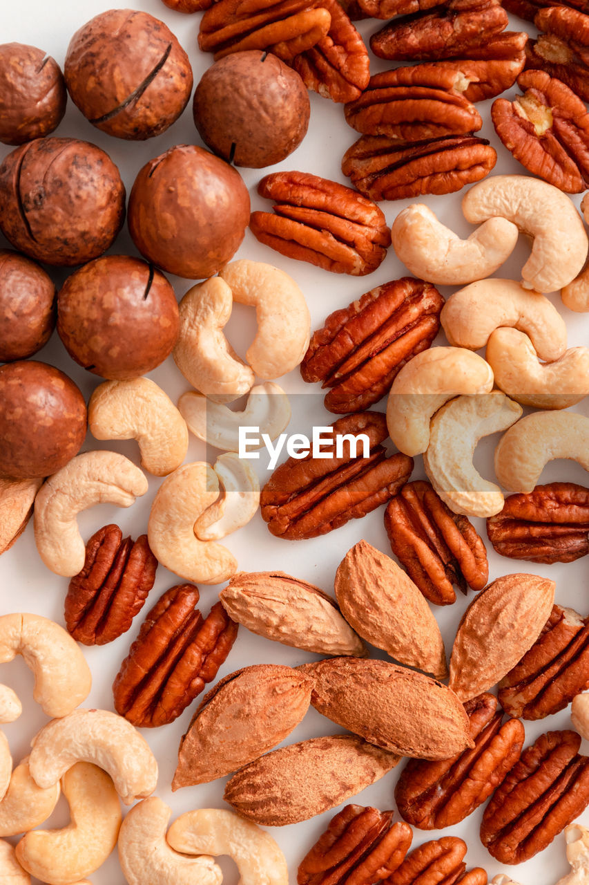 HIGH ANGLE VIEW OF COOKIES IN PLATE