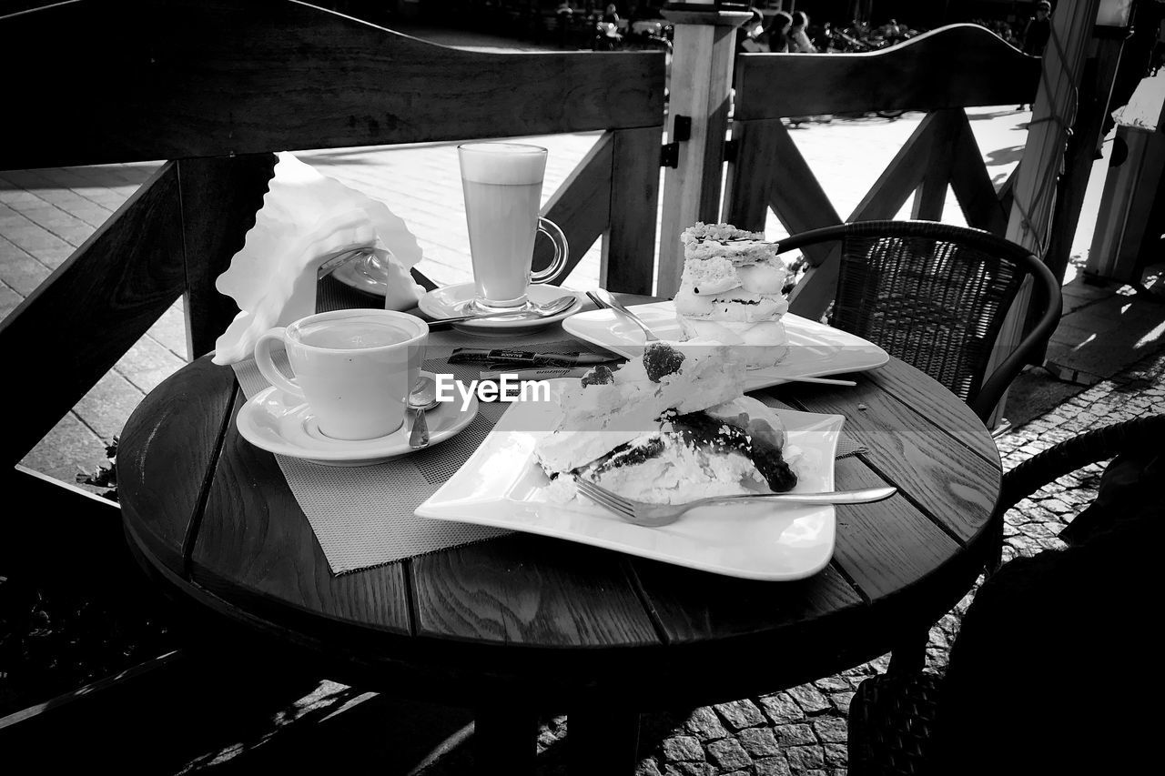 HIGH ANGLE VIEW OF COFFEE ON TABLE