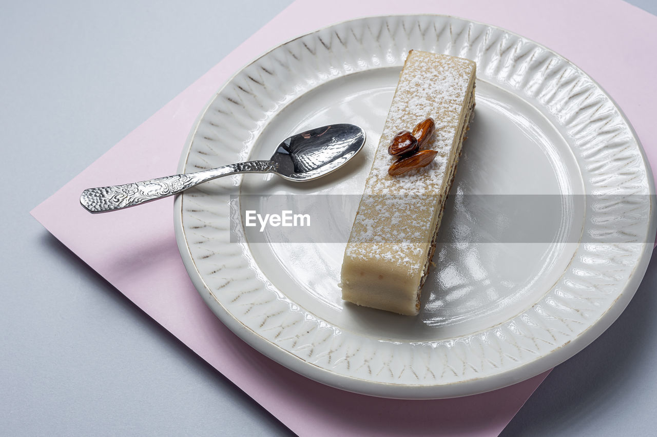 HIGH ANGLE VIEW OF CAKE ON TABLE