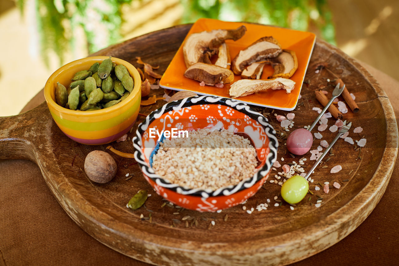 CLOSE-UP OF FOOD SERVED ON PLATE