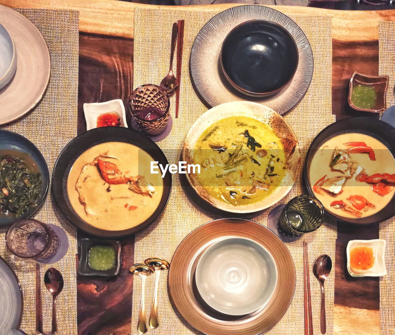 HIGH ANGLE VIEW OF FOOD IN PLATE