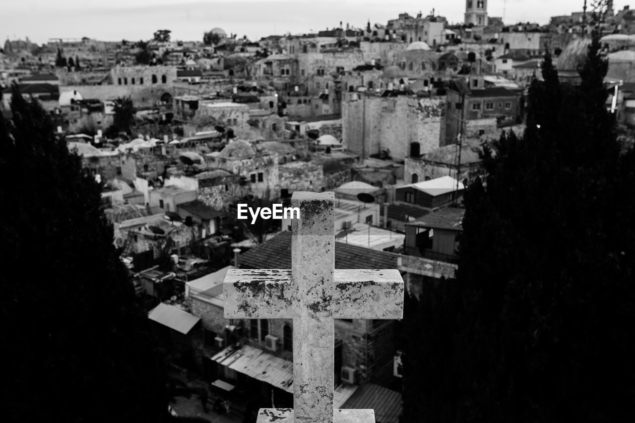 HIGH ANGLE VIEW OF TOWNSCAPE AGAINST SKY