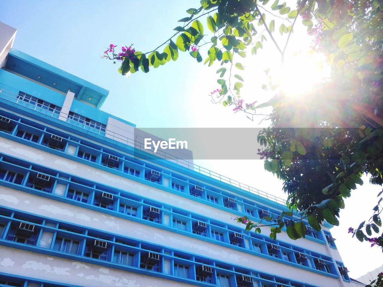 LOW ANGLE VIEW OF MODERN OFFICE BUILDING AGAINST SKY