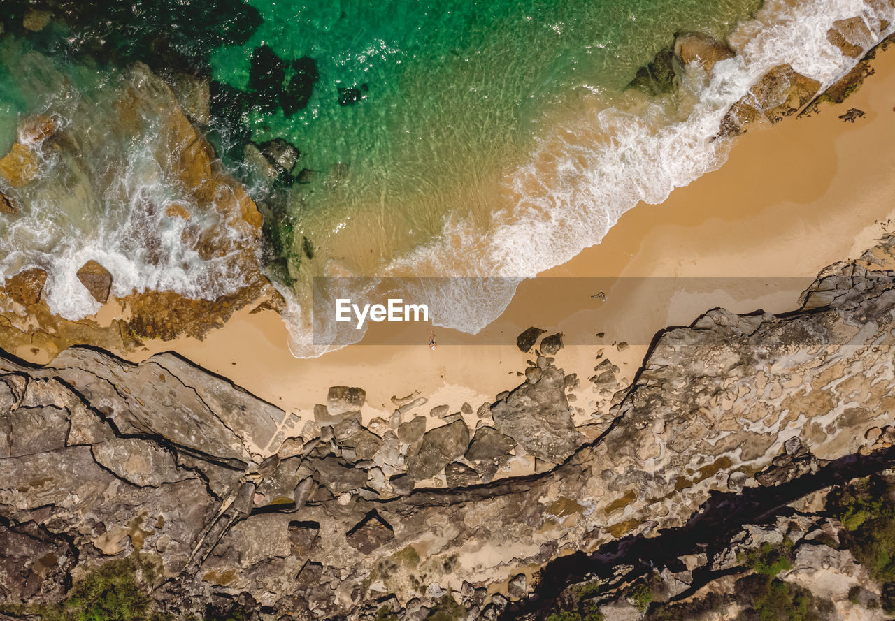 HIGH ANGLE VIEW OF ROCKS ON SHORE