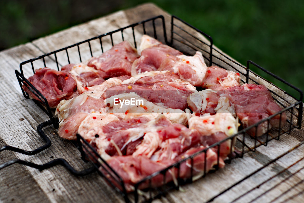 HIGH ANGLE VIEW OF MEAT ON GRILL