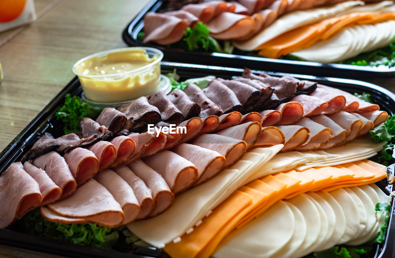 CLOSE-UP OF FOOD IN PLATE