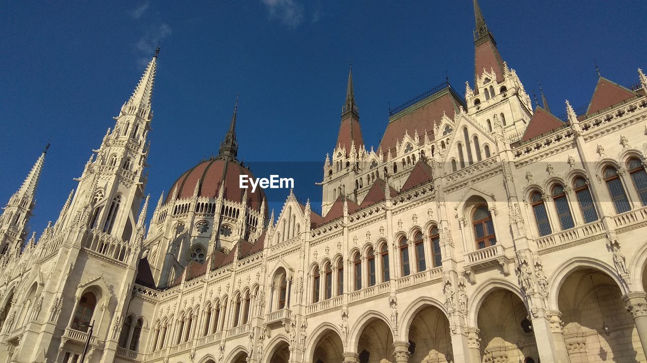 LOW ANGLE VIEW OF CATHEDRAL AGAINST SKY