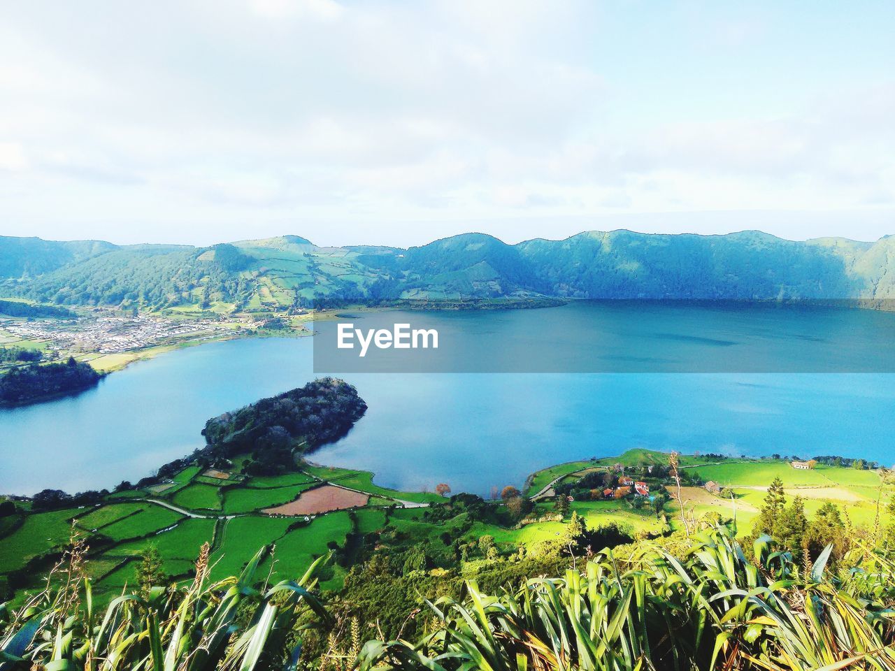 SCENIC VIEW OF SEA AND MOUNTAIN AGAINST SKY