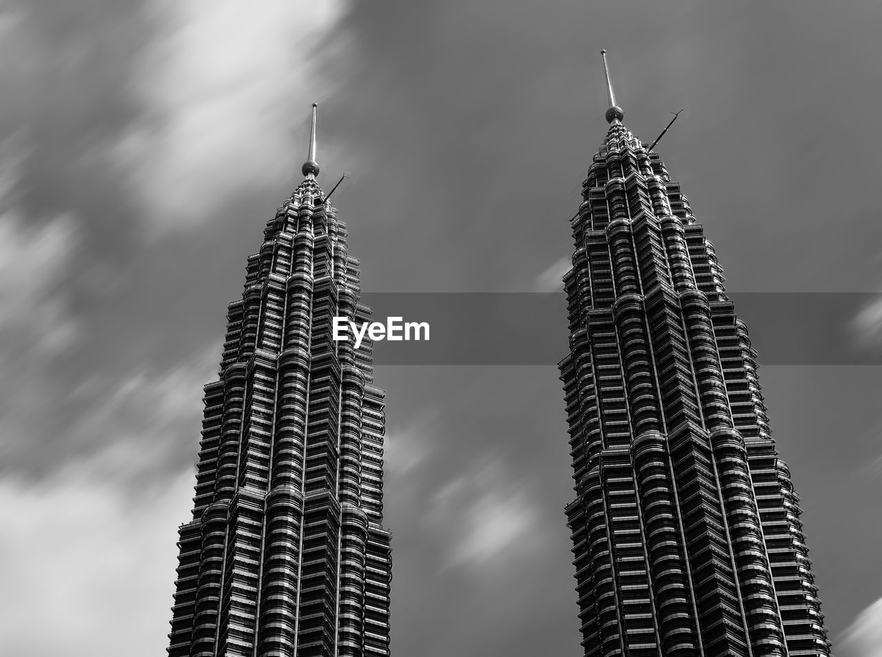 LOW ANGLE VIEW OF BUILT STRUCTURE AGAINST CLOUDY SKY