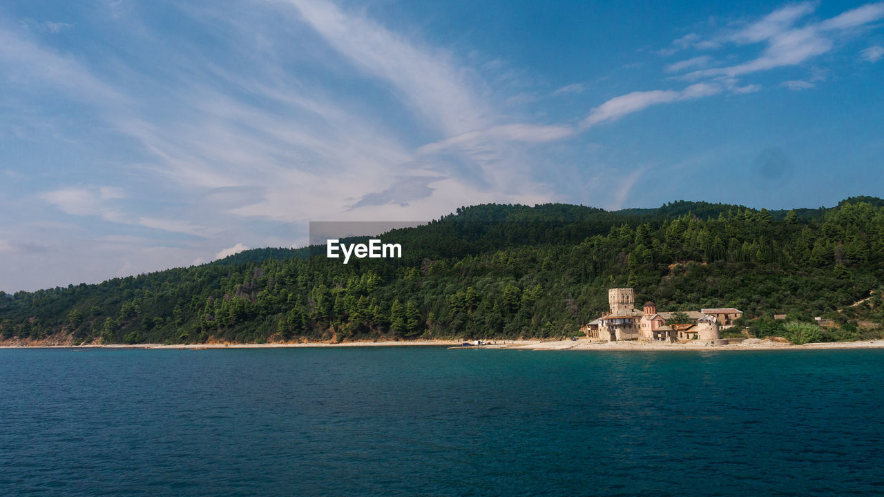 SCENIC VIEW OF SEA BY MOUNTAIN AGAINST SKY