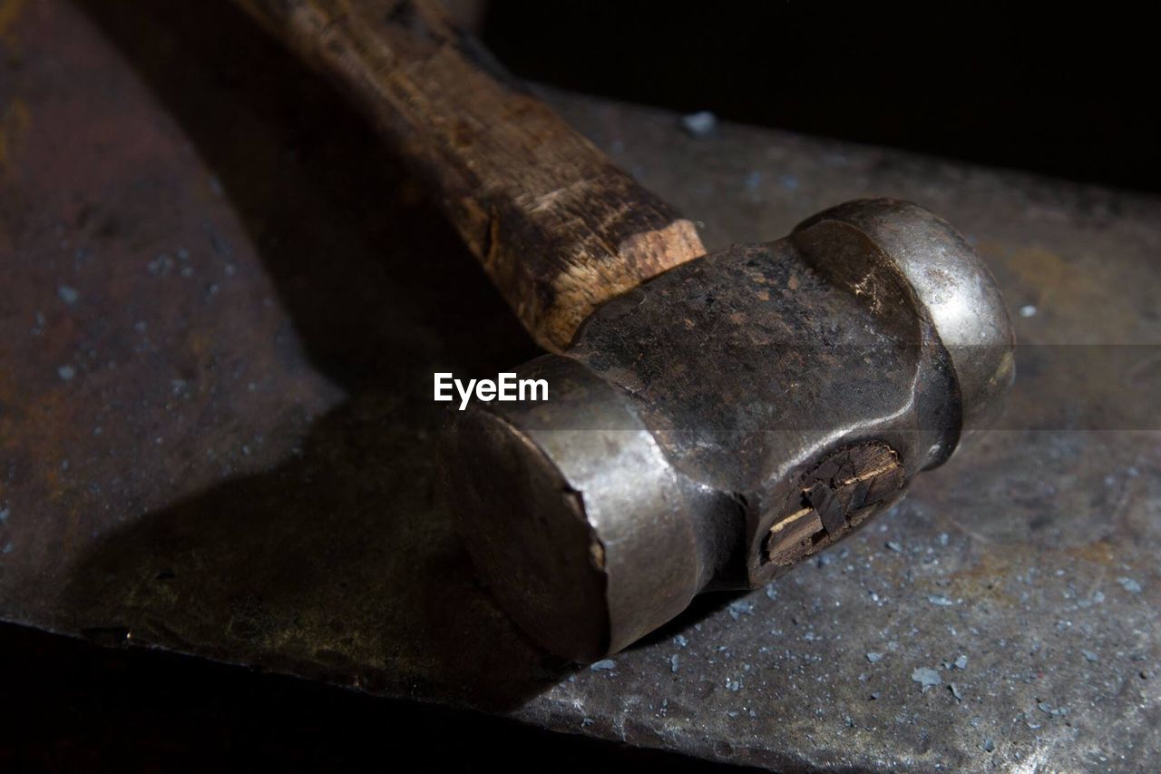 CLOSE-UP OF RUSTY METALLIC METAL