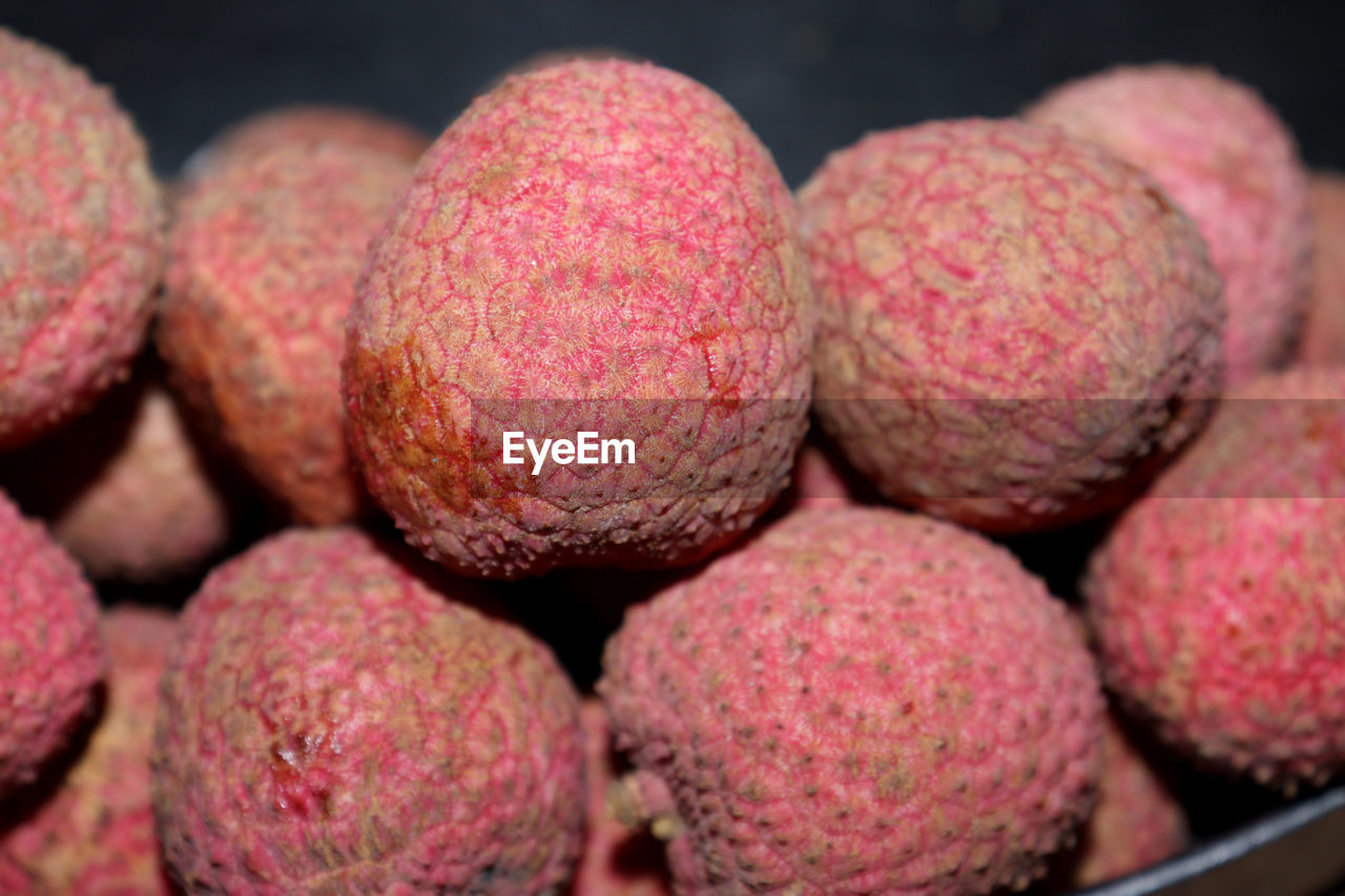 CLOSE-UP OF FRUITS IN MARKET