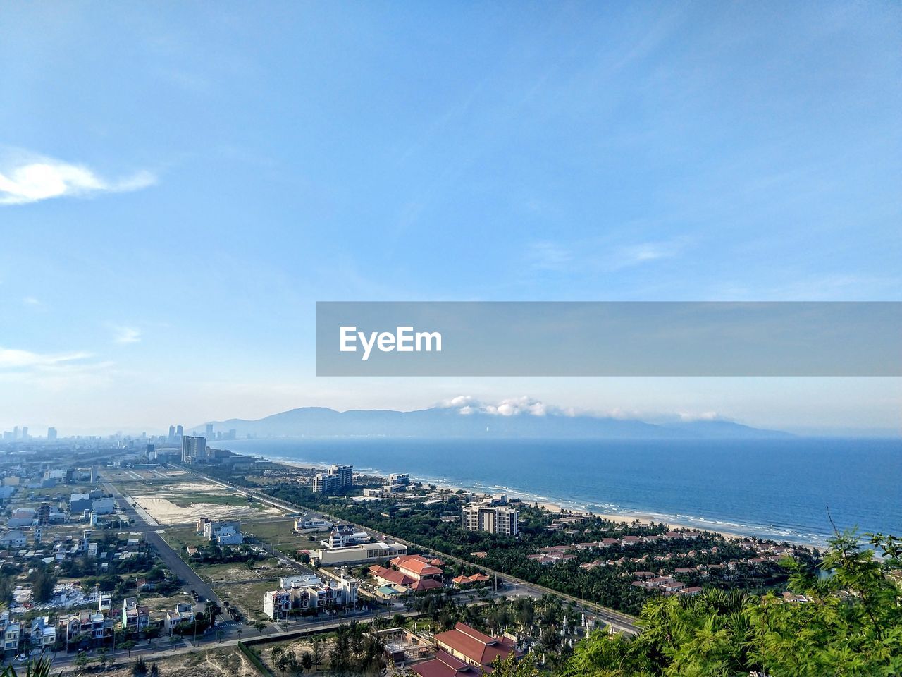 HIGH ANGLE VIEW OF TOWNSCAPE AGAINST SKY