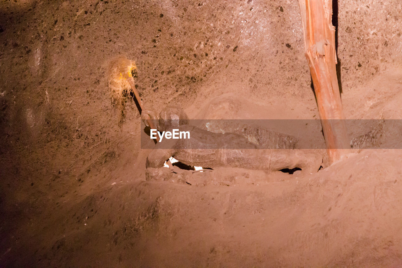 HIGH ANGLE VIEW OF PEOPLE ON ROCKS