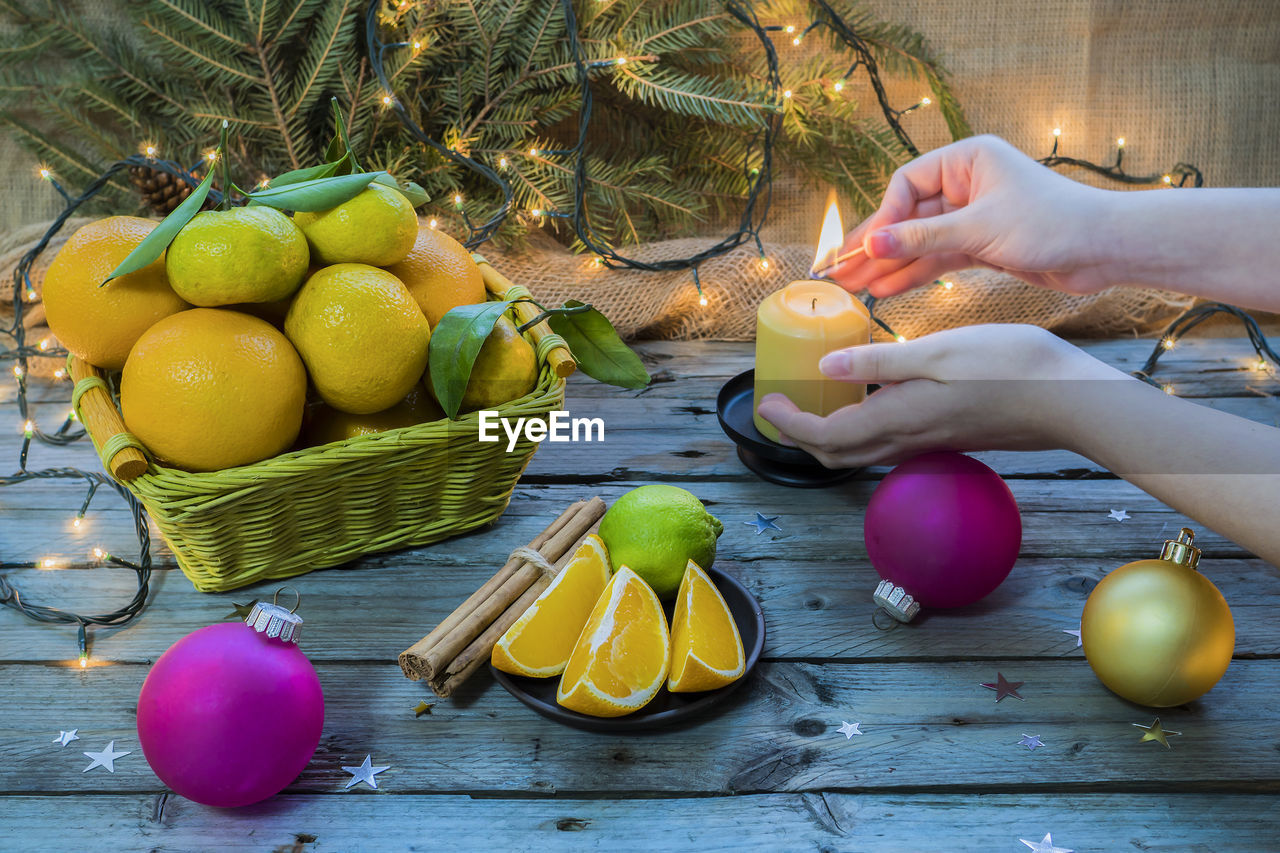 HIGH ANGLE VIEW OF PEOPLE WITH APPLES ON TABLE