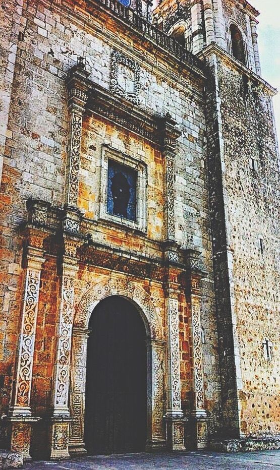 LOW ANGLE VIEW OF OLD BUILDING